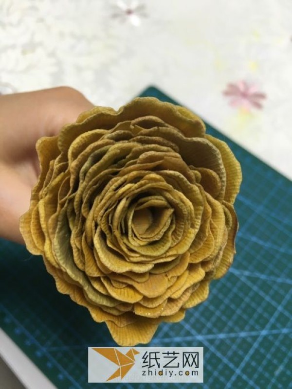 The smell of autumn: Dried roses made from waste ginkgo leaves