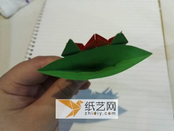 Illustrated tutorial on origami bookmarks in the shape of origami flowers. How to make a creative bookmark.