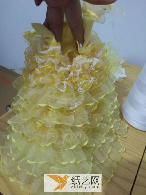 Make a beautiful wedding dress for your doll as a wedding gift for your friends