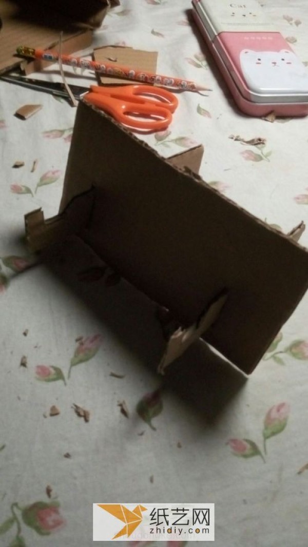 Illustrated tutorial on turning old cardboard boxes into treasure and making a simple mobile phone holder