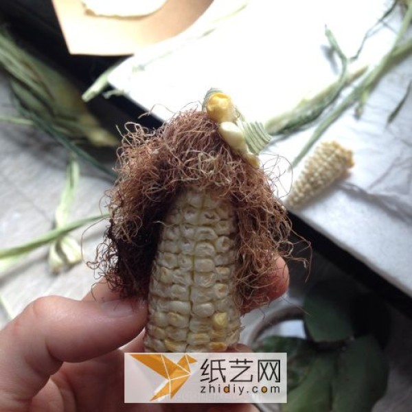 Tutorial for children to turn waste into treasure and make corn cobs into corn dolls