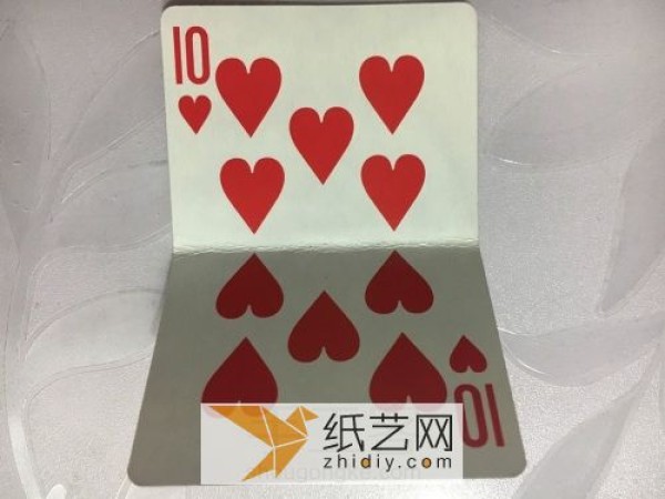 Origami storage box made of playing cards, turning waste into treasure to make New Year’s gifts