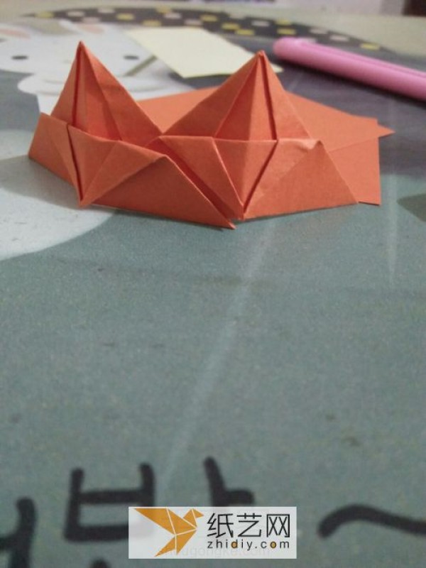 How to fold a handmade origami crown. A complete collection of origami illustrations to teach you how to make an origami crown.