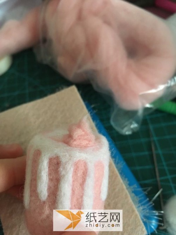 A no-fail illustrated tutorial for making strawberry cream cake with wool felt