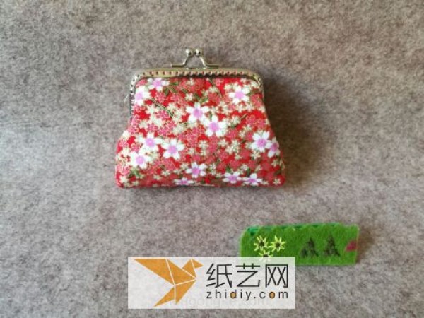 Tutorial on how to make a classic fabric coin purse and gold bag as a Mother’s Day gift