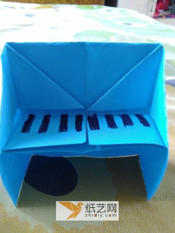 Illustration of how to make a childrens handmade origami stereo piano