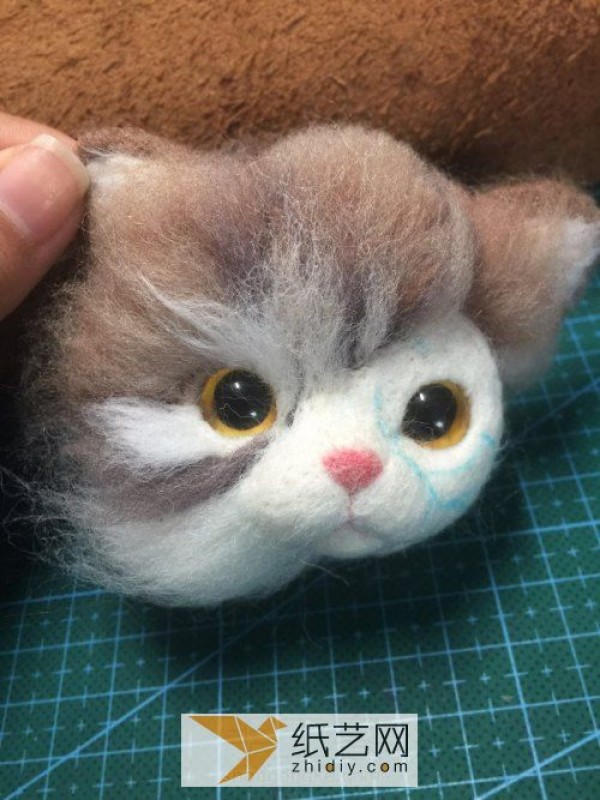 Wool felt poking fun long-haired kitten. A good gift for your girlfriend on Valentine’s Day.