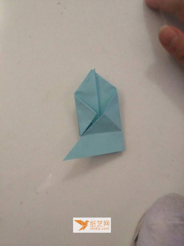 This is a tutorial for making origami balloons with wings. You can use them on Valentine’s Day.