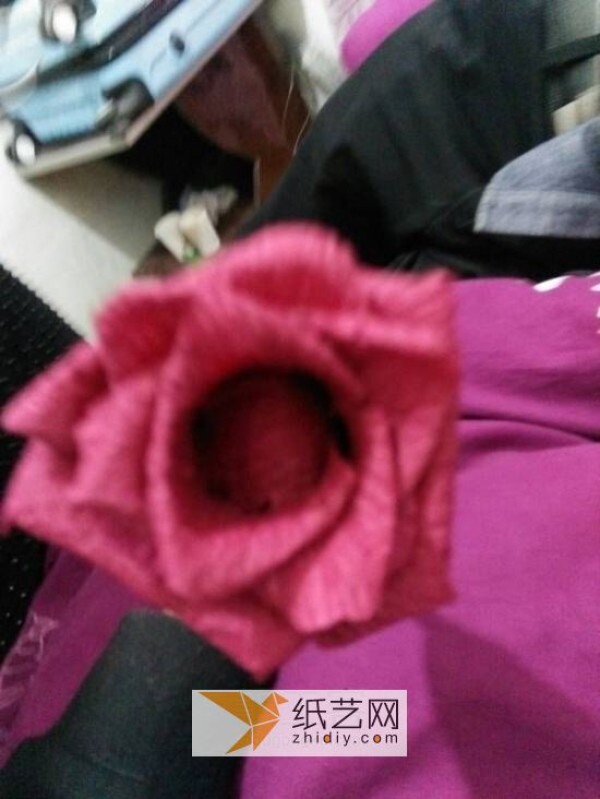 Tutorial on how to use crepe paper to make everlasting paper roses for Valentine’s Day. How to DIY beautiful roses.