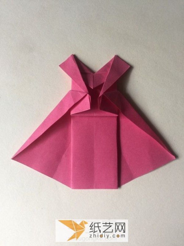 How to fold a cute origami skirt for children. Tutorial on folding a skirt by hand.