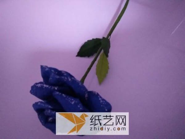 Just knowing how to make origami roses is not enough. Let’s learn how to make origami rose leaves first.