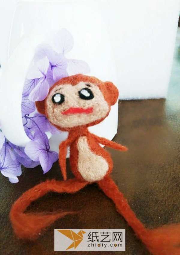 Illustrated tutorial for making a wool felt monkey. How to poke and poke cute little animals.