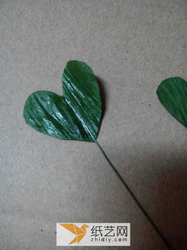 Three-dimensional paper art clover is made using wrinkled paper (real photo tutorial)