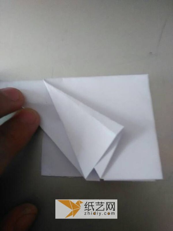 Don’t miss the MiG-29 origami aircraft making tutorial. The origami effect is the same as the model.