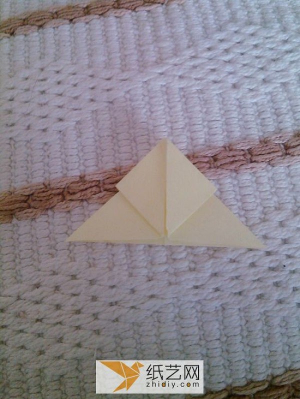 Simple origami method of small butterfly. Illustrated tutorial teaches you how to make butterfly origami.