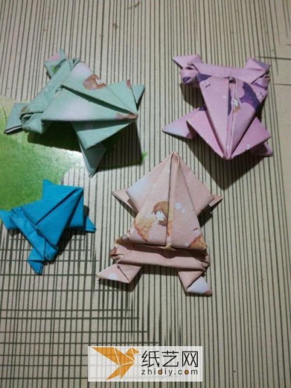 Classic jumping origami frog toy Childrens handmade little jumping frog