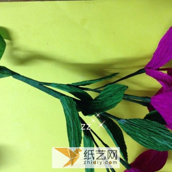 Illustrated tutorial on handmade paper flower flowers. Use crepe paper to make a bougainvillea.