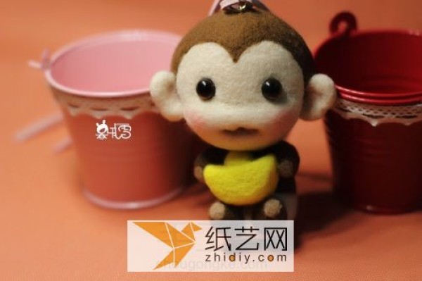 Tutorial on how to make a wool felt monkey, a handmade mascot for the Year of the Monkey. A golden monkey as a New Year gift.