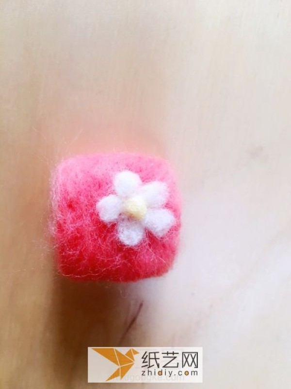 Tutorial on how to make Mid-Autumn Festival mooncakes with cute wool felt. This mooncake gift box is a great Mid-Autumn Festival gift.