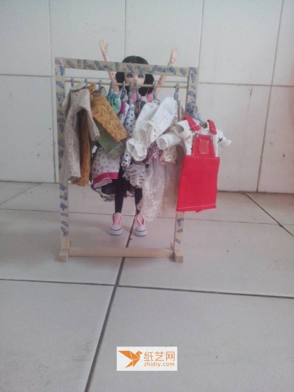 Turn old wood into treasure and make a clothes hanger for the doll as a Children’s Day gift