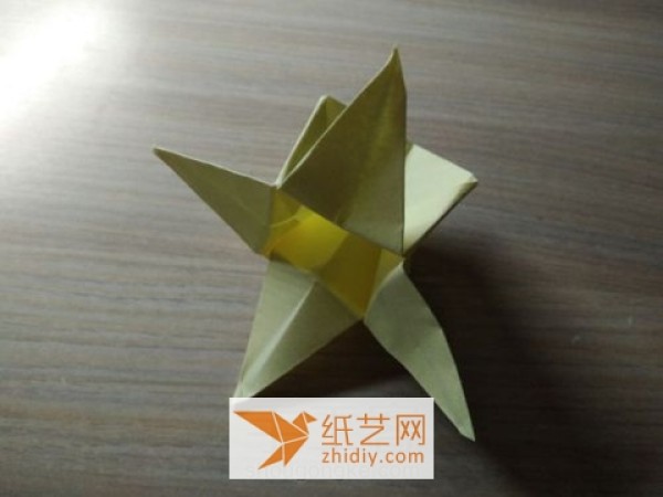 Tutorial on how to make an origami box shaped like a lily