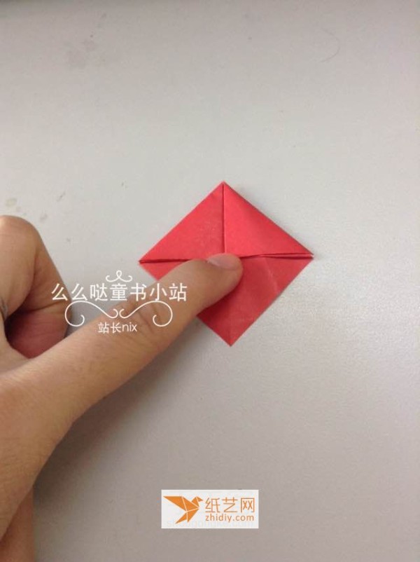 Illustrated tutorial on origami mushrooms for children. How to fold simple cartoon mushrooms.