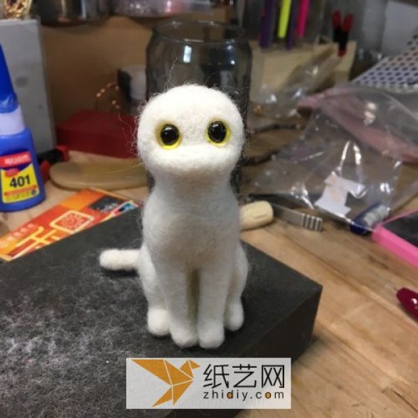 Detailed tutorial on making simulated wool felt cats. Once completed, it will be a great New Year gift.