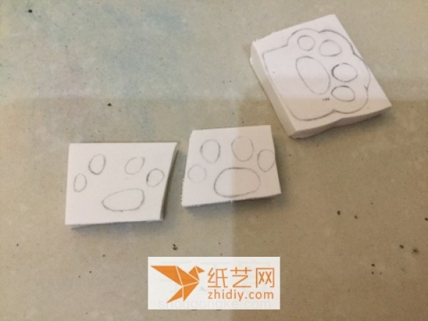 Beginners tutorial on making puppy paws with colored rubber stamps