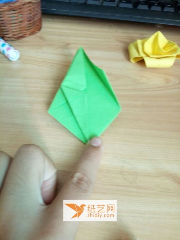 Teach you how to make a simple origami rose