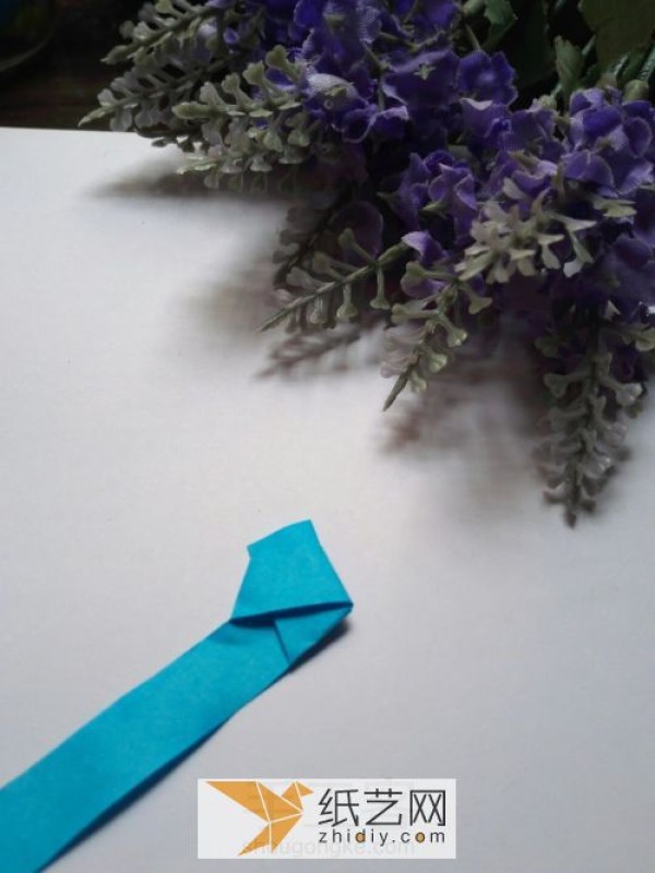 The classic method of origami stars is a commonly used decoration for gift preparation.