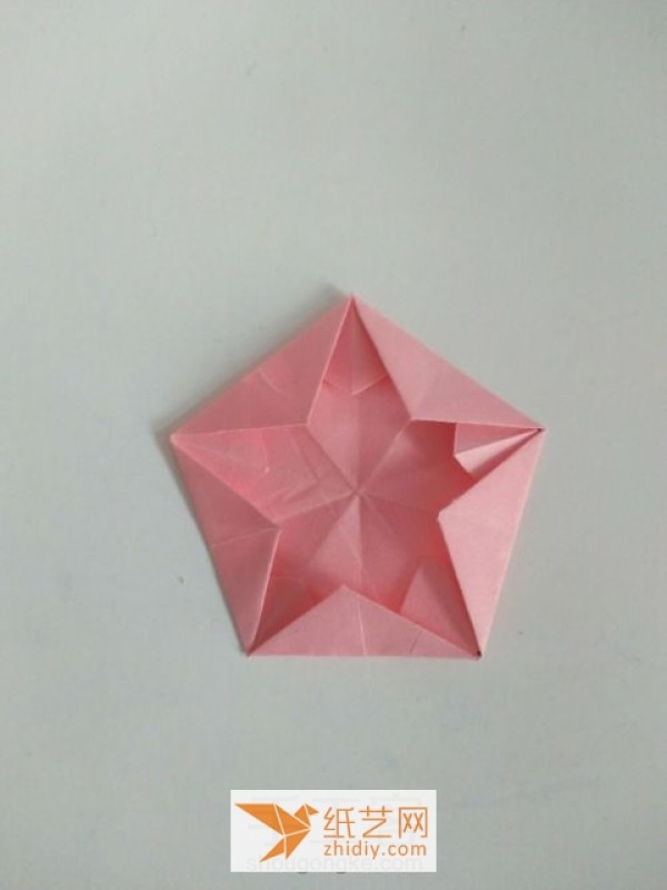 Want this five-pointed star origami box? Let’s watch the tutorial