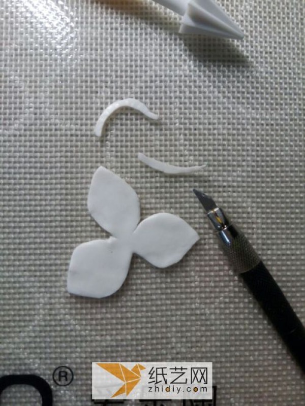 As a Valentine’s Day gift, I used ultra-light clay to make phalaenopsis orchid earrings. They are so beautiful!