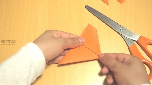 How to fold a triangular football with paper. Illustrated tutorial on handmade origami football.