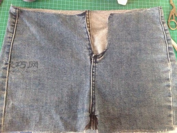 Tutorial on turning old jeans into treasure and transforming them into simple shoulder handbags