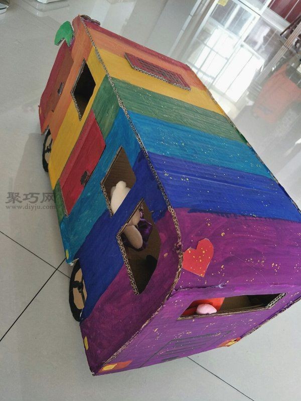 Handmade tutorial for children to DIY a toy bus using waste cardboard boxes