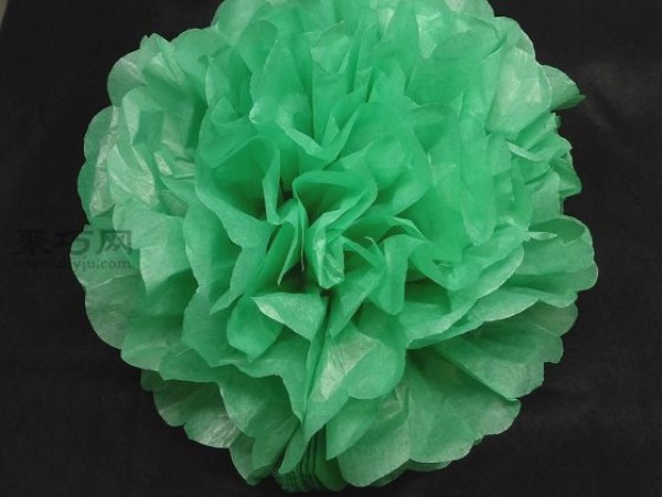 Tutorial on how to make handmade paper flowers. Use crepe paper to make exquisite paper flowers.