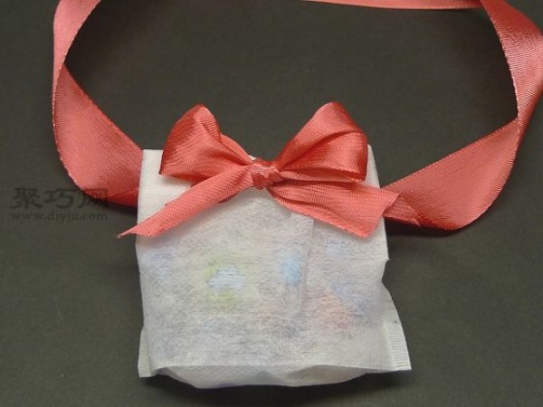 Use non-woven bags to make Kitty cat candy bags. DIY illustrations of children’s candy bags