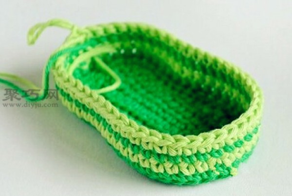 Tutorial on long crocheted baby shoes. Teach you how to knit baby woolen shoes.