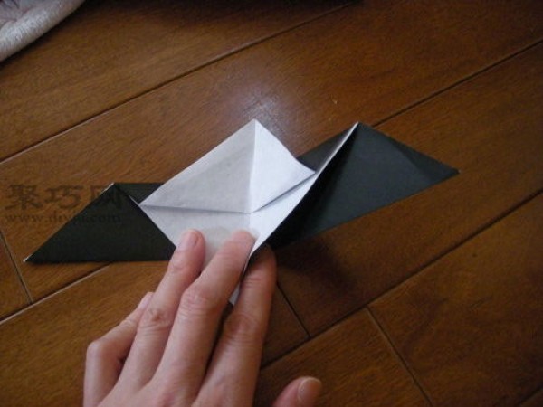 Illustrated tutorial on how to fold a three-dimensional paper dove. Teach you how to fold a peace dove.