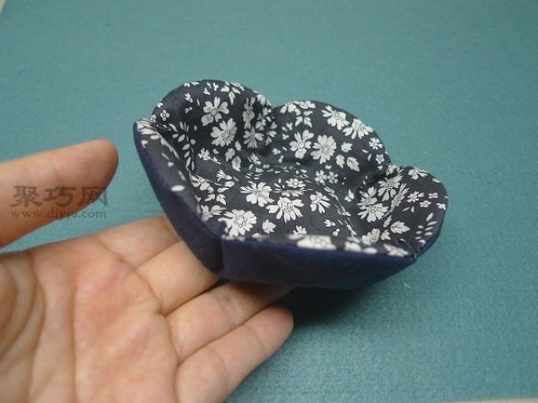 Tutorial on making fabric handmade flower-shaped storage box