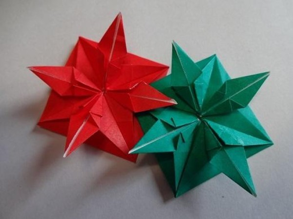 Tutorial on making Christmas origami eight-pointed star How to make small Christmas decorations through origami