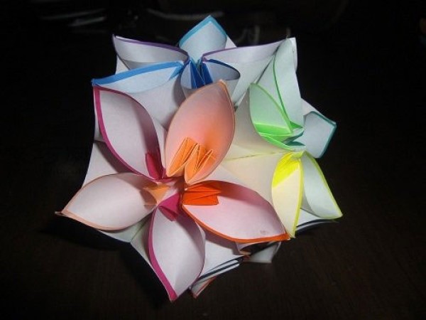 How to fold a flower ball: Illustration of how to fold a five-petal flower ball