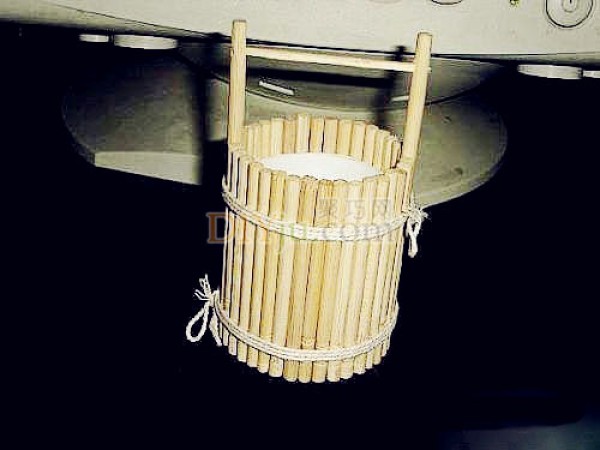 Illustrated tutorial on making a small wooden bucket with disposable chopsticks