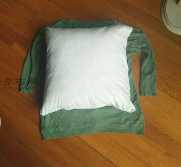 Tutorial on how to transform an old sweater into a warm pillow