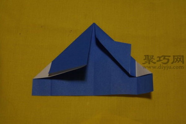 Illustrated origami tutorial for a small house with a triangular roof How to fold a paper house