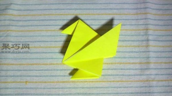 How to fold a chicken with spread wings. Illustrated tutorial on origami chicken.