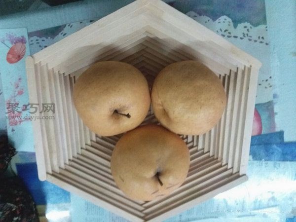 DIY hexagonal storage basket tutorial for ice cream sticks. How to make handmade snack fruit plate with popsicle sticks.