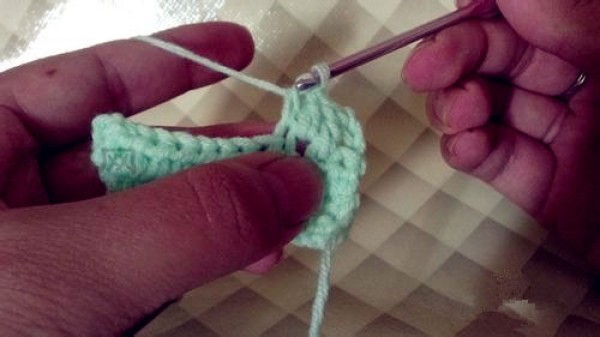 Basic stitches for getting started with crochet: Illustration of long needle crochet