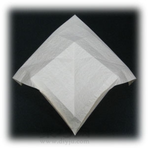 Pictures of the steps to fold paper cranes. Learn how to fold paper cranes easily.