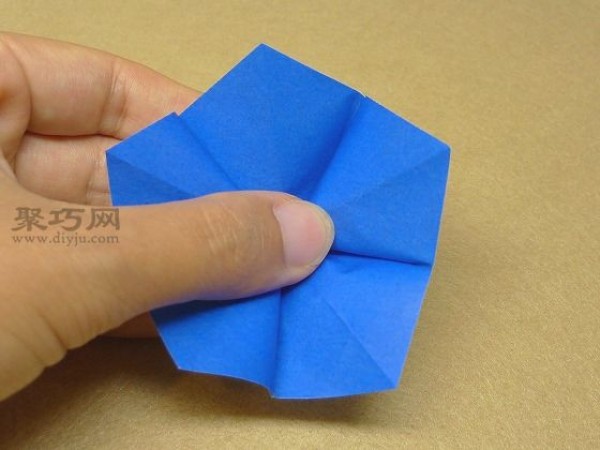 Illustration of folding pentagonal petals. Tell you how to make pentagonal petals.